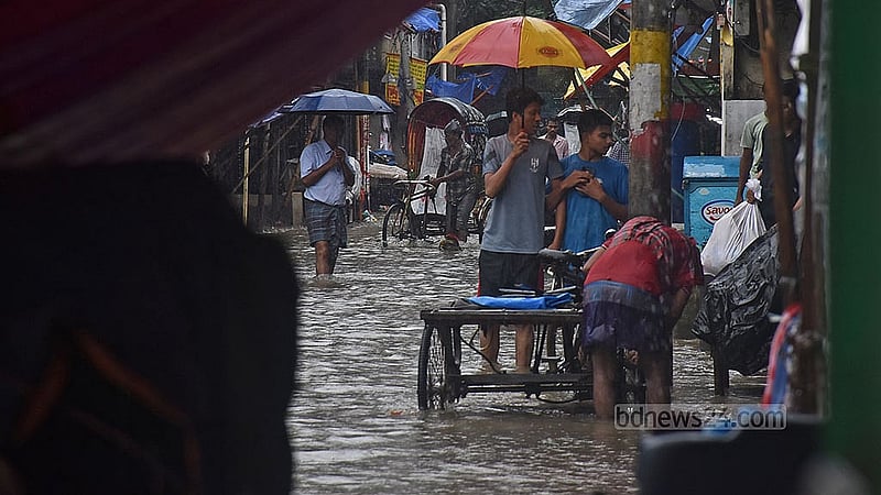 চট্টগ্রাম নগরীতে সোমবার সকালে টানা ৩ ঘণ্টা বৃষ্টি ঝরার পর নগরীর কাপাসগোলা এলাকায় দেখা দেয় জলাবদ্ধতা। ছবি: সুমন বাবু