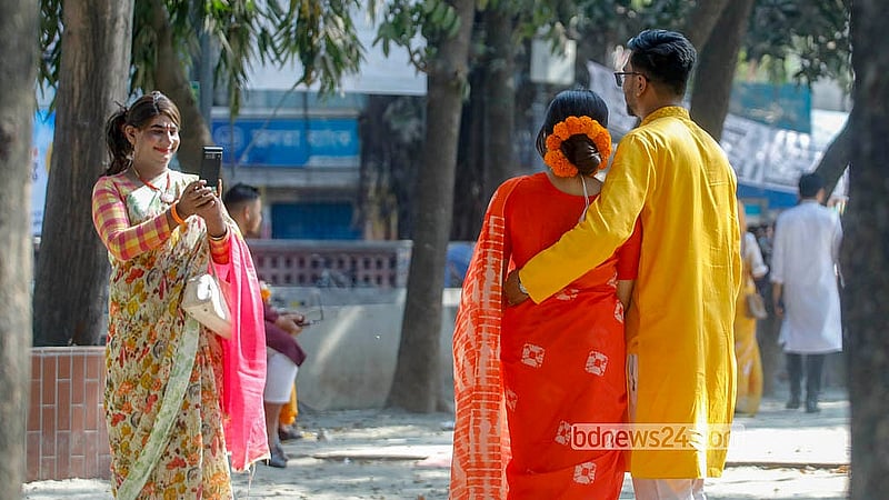 পহেলা ফাল্গুন ও ভালোবাসা দিবসে শনিবার ঢাকা বিশ্ববিদ্যালয়ের টিএসসি এলাকায় বিশেষ মুহূর্ত ক্যামেরাবন্দি করে রাখেন অনেক তরুণ-তরুণী