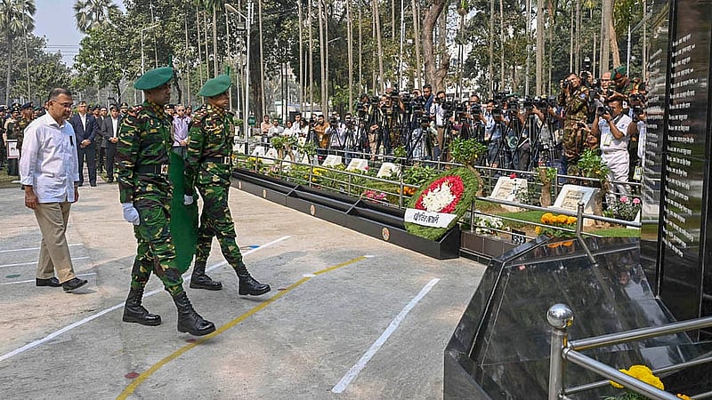 পিলখানা হত্যাকাণ্ডে নিহত সেনা কর্মকর্তাদের শ্রদ্ধা জানাতে বনানী সামরিক কবরস্থানে পুষ্পস্তবক অর্পণ করেন প্রধানমন্ত্রী তারেক রহমান