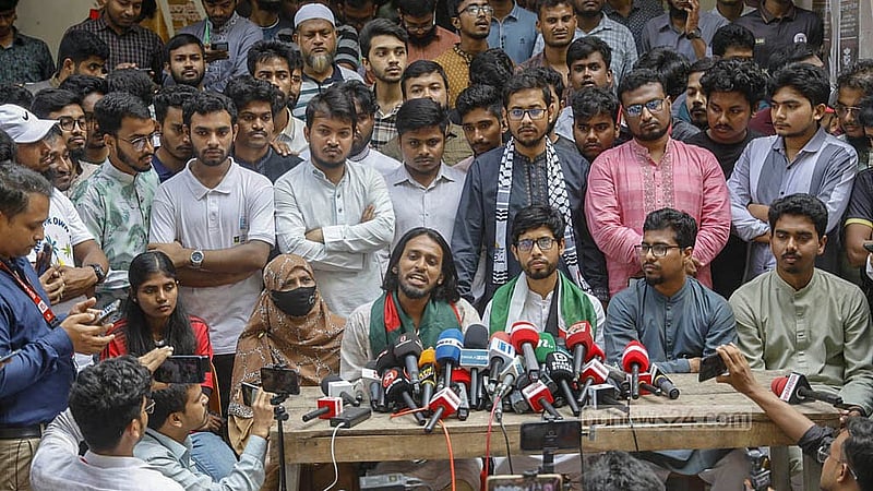 রাজশাহী বিশ্ববিদ্যালয় কেন্দ্রীয় ছাত্র সংসদ (রাকসু) নির্বাচনের চূড়ান্ত ফল ঘোষণার পর সাংবাদিকদের সঙ্গে কথা বলেন বিজয়ী প্রার্থীরা। ছবি: মাহমুদ জামান অভি