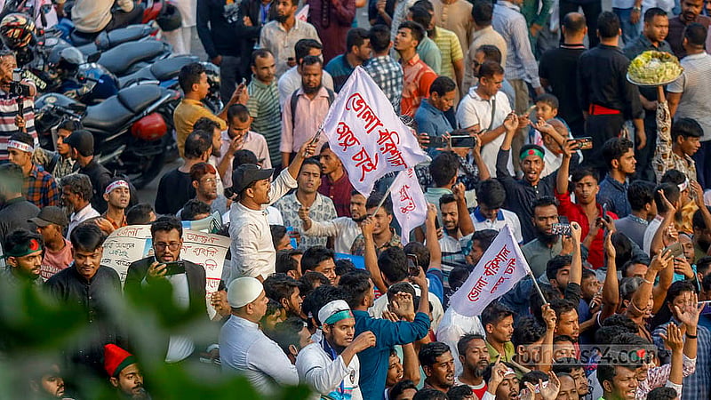 বরিশাল-ভোলা সেতুর দাবিতে শুক্রবার বিকালে শাহবাগ মোড়ে পুলিশ ব্যারিকেডের সামনে দাঁড়িয়ে স্লোগান দেন ঢাকায় থাকা ভোলার বাসিন্দারা