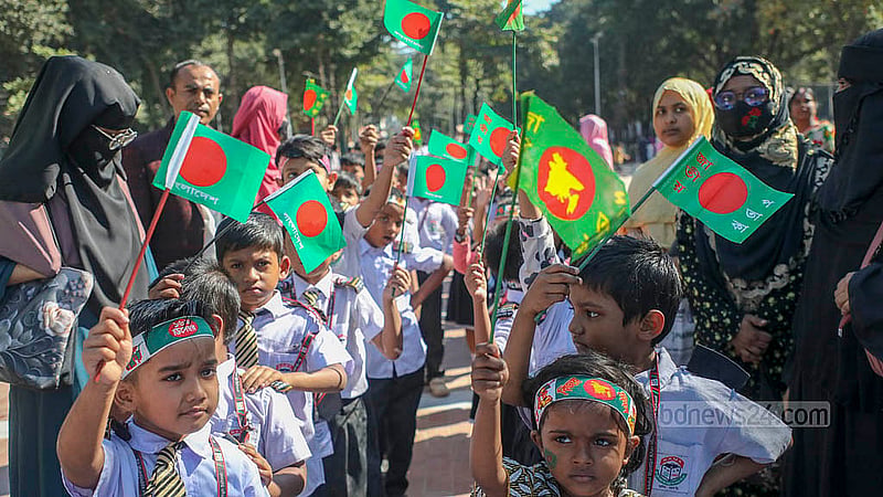 শহীদ বুদ্ধিজীবী দিবসে মিরপুরে বুদ্ধিজীবী স্মৃতিসৌধে জাতির সূর্য সন্তানদের শ্রদ্ধা জানাতে আসে স্কুল শিক্ষার্থীরা।