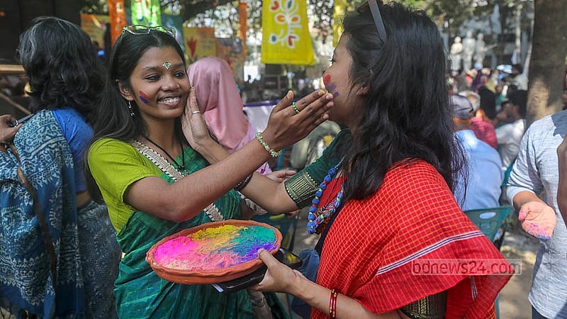 ঢাকা বিশ্ববিদ্যালয়ের কলাভবনের বটতলায় মঙ্গলবার সমগীত বসন্ত উৎসবে ছিল রং খেলার আয়োজন।