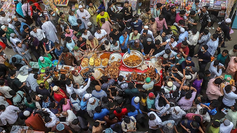 রোজার প্রথম দিন ইফতারের আয়োজন নিয়ে বরাবরই জমজমাট থাকে পুরান ঢাকার চকবাজার। ছবি: আব্দুল্লাহ আল মমীন