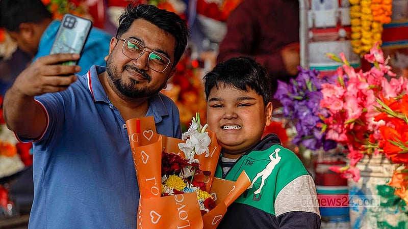 শাহবাগের ফুলের দোকানগুলোতে কেনাকাটার পাশাপাশি শুক্রবার অনেকে ফুলের সঙ্গে নিজেদের ছবিও তোলেন