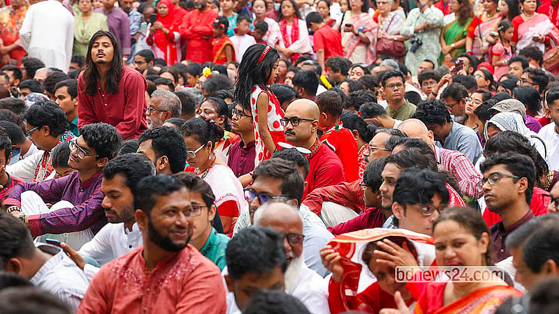 বাংলা নববর্ষের সকালে মঙ্গলবার রমনা বটমূলে ছায়ানটের অনুষ্ঠানে সবাই আসেন বৈশাখী সাজে।