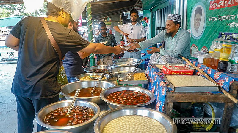 ঢাকার পূর্বাচলে নীলা মার্কেটের মিষ্টি ক্রেতা-দর্শনার্থীর নজর কাড়লেও স্বাস্থ্যঝুঁকি নিয়ে সংশয় রয়েছে