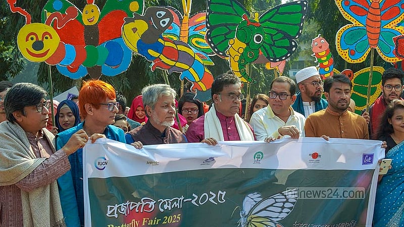 জাহাঙ্গীরনগর বিশ্ববিদ্যালয়ে প্রজাপতি মেলা উপলক্ষে শুক্রবার বর্ণাঢ্য শোভাযাত্রা হয়েছে। ছবি: আরিফুর রহমান