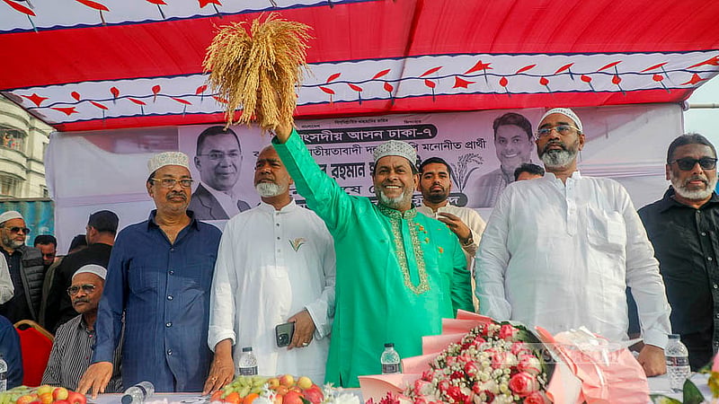 ঢাকা-৭ আসনে বিএনপি প্রার্থী হামিদুর রহমান হামিদ সোমবার বাদামতলী ঘাট এলাকায় নির্বাচনি প্রচার শেষে সংক্ষিপ্ত সমাবেশ করেন