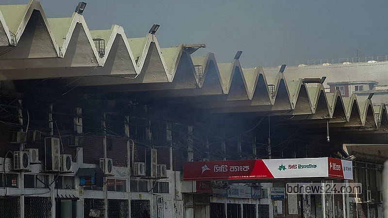 ঢাকার শাহজালাল আন্তর্জাতিক বিমানবন্দরের কার্গো ভিলেজের আগুন নিয়ন্ত্রণে এলেও রোববার সকালে সেখানে ধোঁয়া উঠতে দেখা যায়