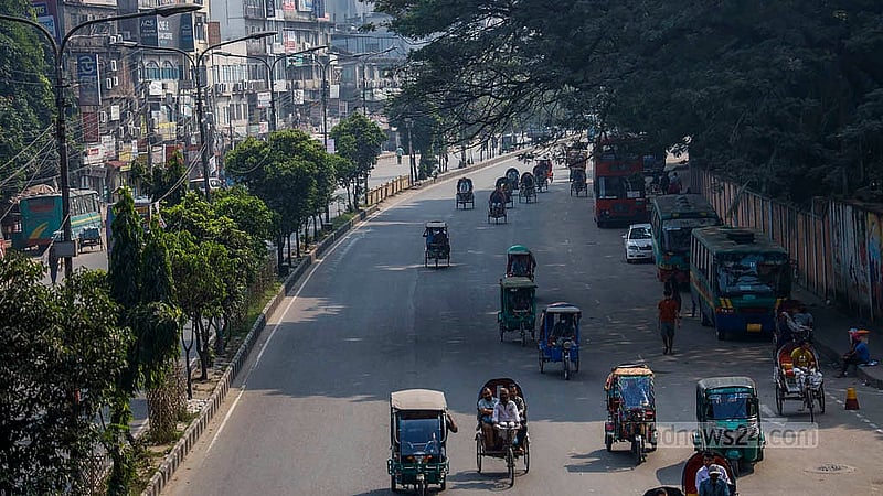 কার্যক্রম নিষিদ্ধ আওয়ামী লীগের ডাকা ‘লকডাউন কর্মসূচিতে’ বৃহস্পতিবার ঢাকার সড়কে গণপরিবহনের চাপ দেখা যায়নি। ছবি: মাহমুদ জামান অভি