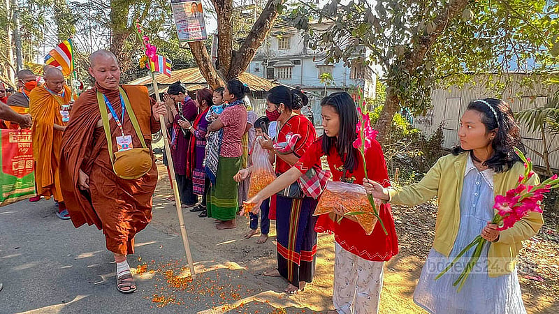 রাঙামাটি থেকে মঙ্গলবার শুরু হওয়া বৌদ্ধ ভিক্ষুদের পদযাত্রার সময় বিভিন্ন স্থানে ফুল দিয়ে তাদের স্বাগত জানান বৌদ্ধ ধর্মাবলম্বী নারী-পুরুষেরা