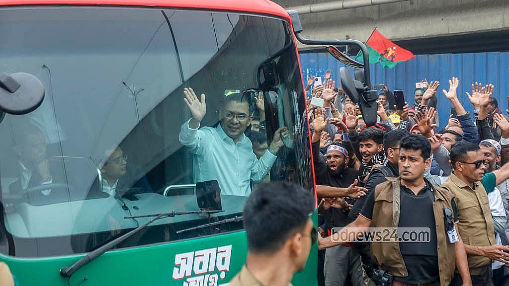 বিএনপির পতাকা রঙে সাজানো বাসে চড়ে ঢাকার শাহজালাল বিমানবন্দর থেকে নেতাকর্মীদের সঙ্গে ৩০০ ফিট সড়কের পথে তারেক রহমান