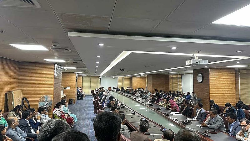 এনবিআর সংস্কারে পরামর্শক কমিটির দেওয়া প্রস্তাব বাস্তবায়নে নিজেদের ভূমিকা কী হবে, তা নির্ধারণ করতে এ বৈঠকে বসেন এসব কর্মকর্তা।