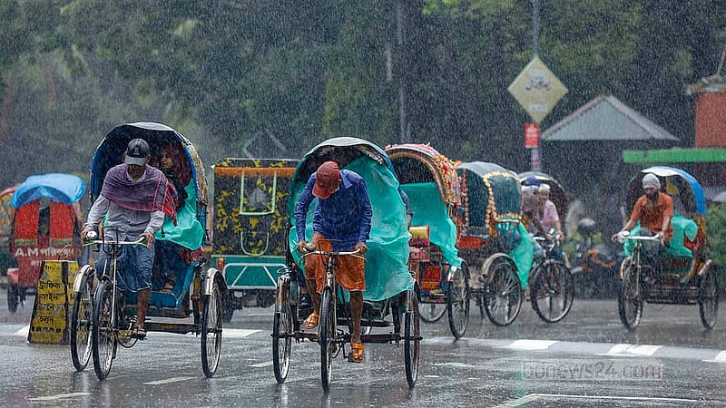 বঙ্গোপসাগরে সৃষ্ট গভীর নিম্নচাপের কারণে বৃহস্পতিবার সকাল থেকে বিরতিহীনভাবে বৃষ্টি ঝরছে ঢাকায়। ছবি: মাহমুদ জামান অভি