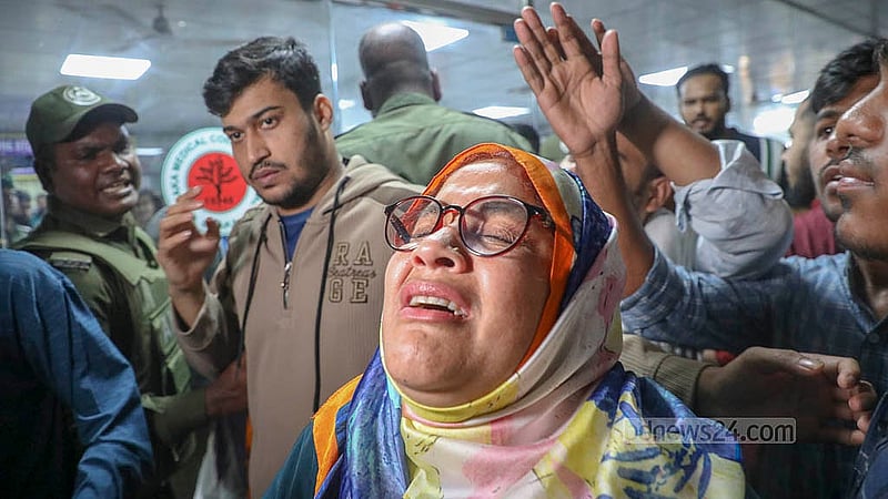 ইনকিলাব মঞ্চের আহ্বায়ক শরীফ ওসমান বিন হাদির উপর সন্ত্রাসী হামলার খবরে শুক্রবার ঢাকা মেডিকেল কলেজ হাসপাতালে এসে অনেকে আহজারি করেন।