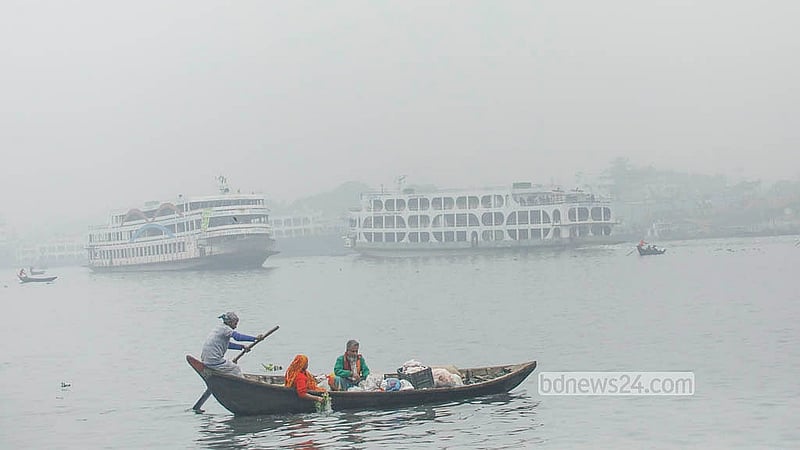 কুয়াশার চাদরে ঢাকা বুড়িগঙ্গা নদী। এর মধ্যেই যাত্রী পারাপার করছেন মাঝিরা। একটু অসচেতনতায় ঘটতে পারে দুর্ঘটনা