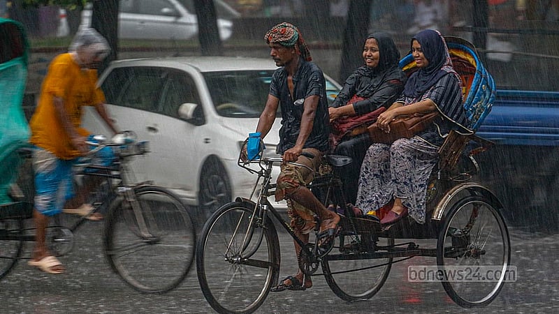 বৃহস্পতিবার বিকেলে ঢাকা বিশ্ববিদ্যালয় এলাকায় ঝুম বৃষ্টির মধ্যে যাত্রী নিযে চলছেন এক রিকশা চালক।
