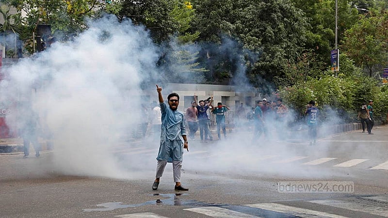 তিন দাবি আদায়ে কাকরাইল মসজিদের সামনে পৌঁছলে জগন্নাথ বিশ্ববিদ্যালয়ের লংমার্চে কাঁদুনে গ্যাস ছোড়ে আইনশৃঙ্খলা বাহিনী। ছবি: আব্দুল্লাহ আল মমীন