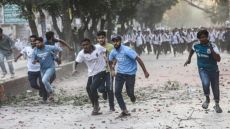 সিটি কলেজের শিক্ষার্থীরা বুধবার ধানমন্ডি ২ নম্বর সড়কে ধাওয়া দেন ঢাকা কলেজের শিক্ষার্থীদেরকে।