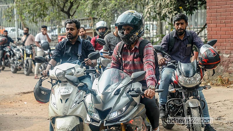 নির্দিষ্ট করে দেওয়া হয়েছে তেল নেওয়ার পরিমাণ। ২ লিটার তেল নিতে বাইকারদের অপেক্ষা করতে হচ্ছে ২ ঘণ্টার বেশি সময়।  ছবি: আব্দুল্লাহ আল মমীন