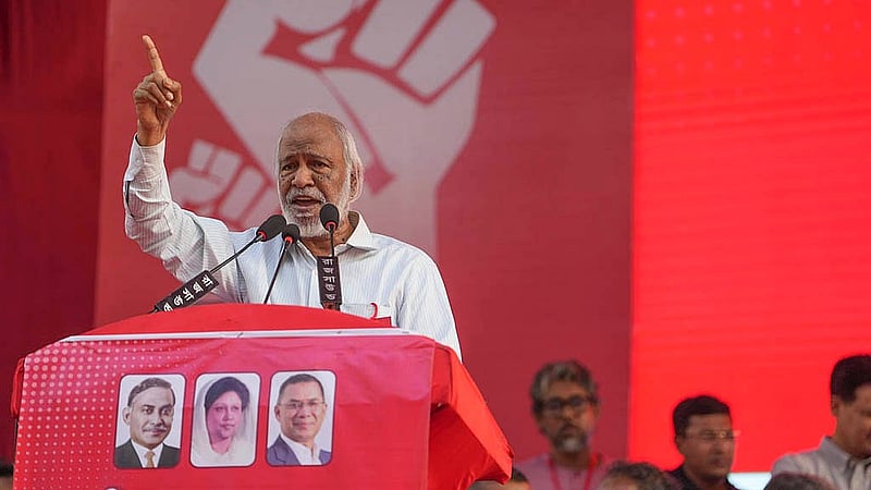 মে দিবসে রাজধানীর নয়া পল্টনে শ্রমিক দলের সমাবেশে বক্তব্য দেন বিএনপির স্থায়ী কমিটির সদস্য আবদুল মঈন খান।  ছবি: পিএমও