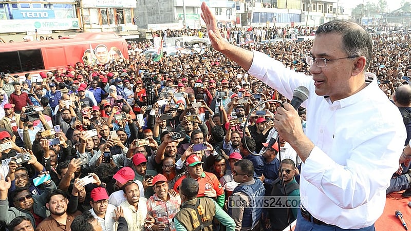 রংপুর যাওয়ার পথে শুক্রবার বগুড়ার মোকামতলায় পথসভায় বক্তব্য দেন বিএনপির চেয়ারম্যান তারেক রহমান
