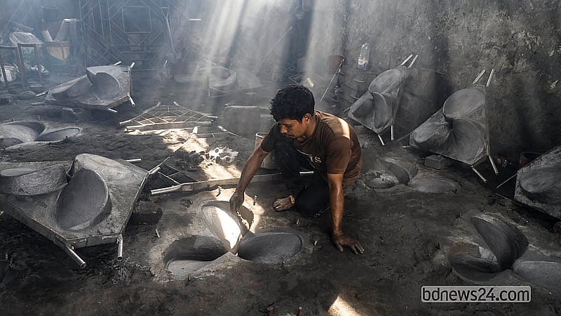 ঢাকার কেরাণীগঞ্জের চরকালীগঞ্জের একটি কারখানায় প্রপেলার তৈরির জন্য মেঝেতে বানানো হচ্ছে ছাঁচ। এই কাজের সময় পুরো শরীর ছাই আর কালিতে ঢেকে গেলেও মাস্ক ছাড়াই কাজ করেন শ্রমিকরা