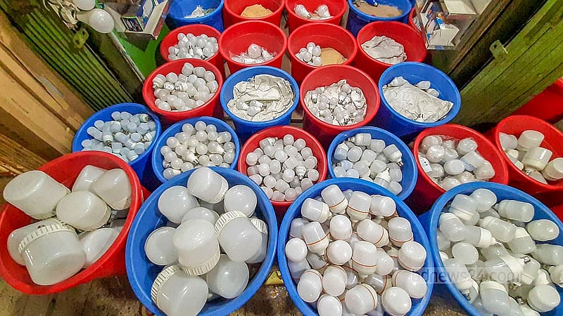 পুরনো ঢাকার কাপ্তান বাজার কমপ্লেক্সের একটি দোকানে বিক্রির জন্য রাখা বাহারি এলইডি বাতি।