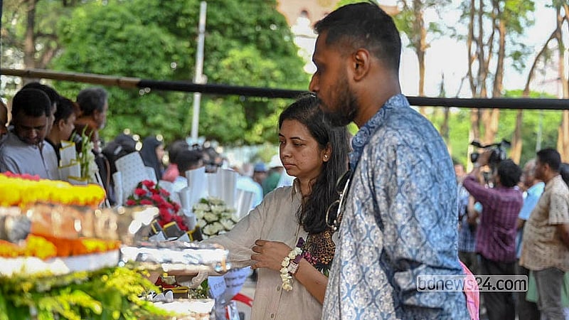 কেন্দ্রীয় শহীদ মিনার প্রাঙ্গণে অভিনেতা ও নির্দেশক আতাউর রহমানের মরদেহের শেষ শ্রদ্ধা জানান বিভিন্ন স্তরের মানুষ।