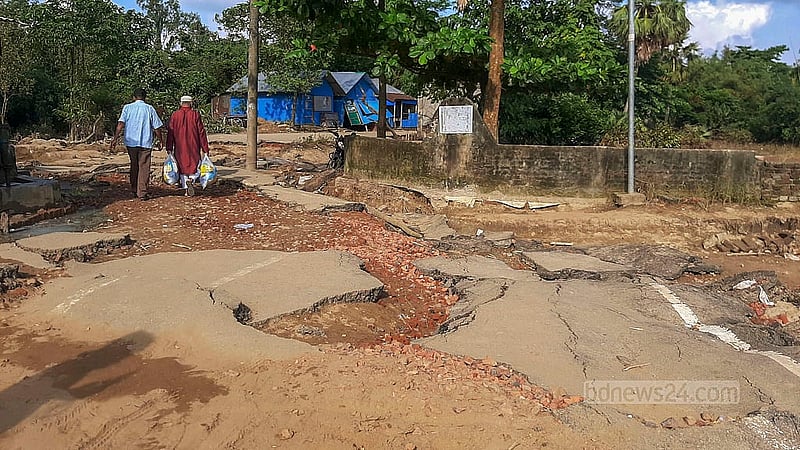 ফেনীর ফুলগাজী উপজেলার জগতপুর-আমজার হাট সড়কটির বিভিন্ন অংশ বানের পানির স্রোতে ভেসে যায়। ছবি: উত্তম সেন গুপ্ত