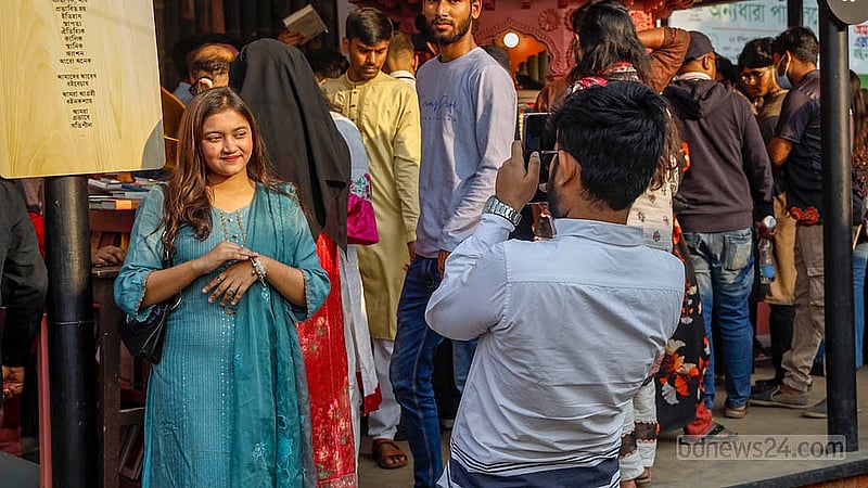 অমর একুশে বইমেলায় নান্দনিক কিছু স্টল রয়েছে। মেলায় আগত দর্শনার্থীদের অনেককেই সেসব স্টলের সামনে দাঁড়িয়ে ছবি তুলতে দেখা যায়। ছবি: মাহমুদ জামান অভি
