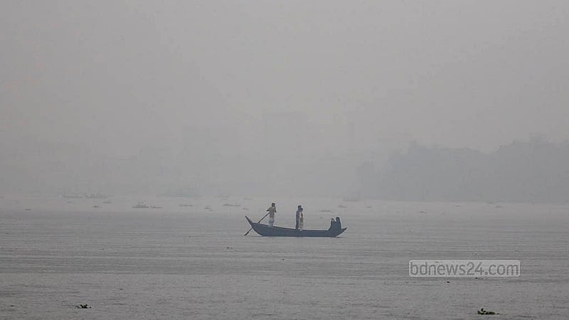 কুয়াশায় মোড়ানো শীতলক্ষ্যা নদী। বুধবার সকাল থেকে সূর্যের দেখা পায়নি নদীর আশপাশের মানুষ। হেমন্তের এ কুয়াশা দেখে মনে হতে পারে শীতের কোনো সকাল। ছবি: মাহমুদ জামান অভি
