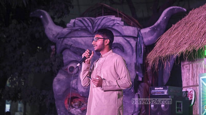 ঢাকা বিশ্ববিদ্যালয় টিএসসির পায়রা চত্বরে ছাত্রদলের নবান্ন উৎসবে প্রবন্ধ পাঠ করেন এক শিক্ষার্থী