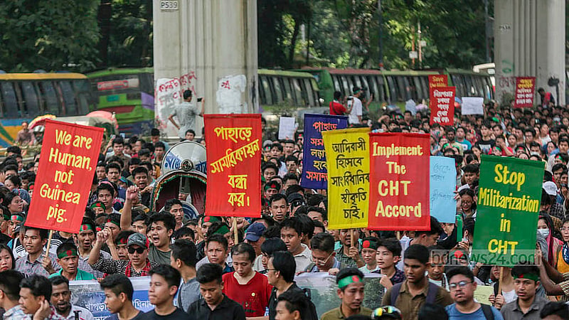 খাগড়াছড়ির দীঘিনালায় পাহাড়িদের ওপর হামলার প্রতিবাদে শুক্রবার প্ল্যাকার্ড হাতে শাহবাগ মোড়ে ‘বিক্ষুব্ধ জুম্ম ছাত্র-জনতা’। ছবি: মাহমুদ জামান অভি