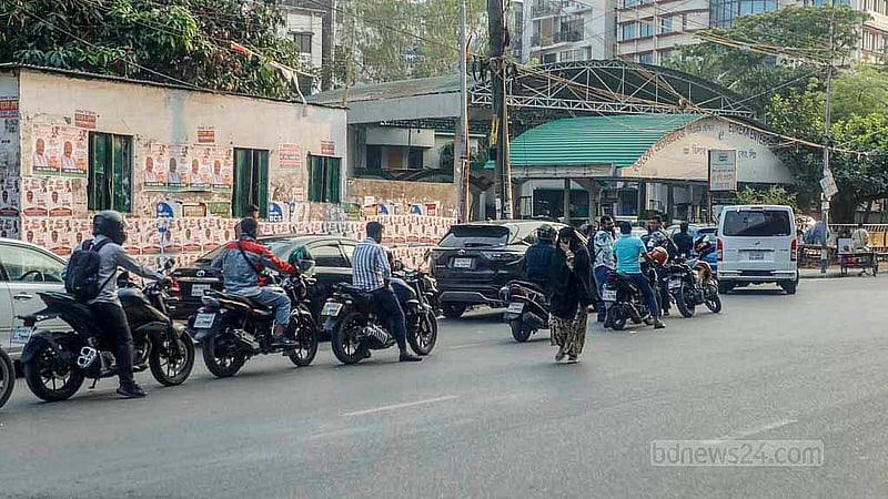 রাজধানীর মহাখালী এলাকার একটি ফিলিং স্টেশনের বাইরে তেল নেওয়ার অপেক্ষায় যানবাহন