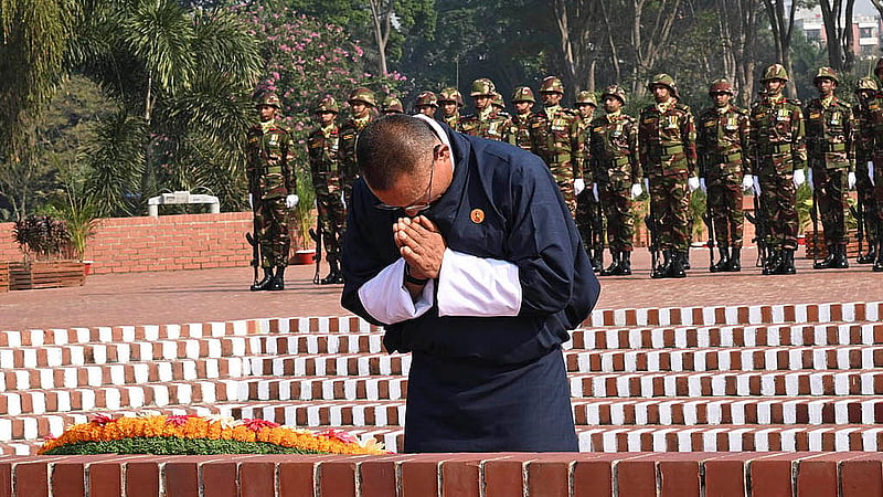 ভুটানের প্রধানমন্ত্রী শেরিং টোবগে শনিবার ঢাকায় সাভারে জাতীয় স্মৃতিসৌধে পুষ্পস্তবক অর্পণের মাধ্যমে মুক্তিযুদ্ধের শহিদদের প্রতি শ্রদ্ধা নিবেদন করেন