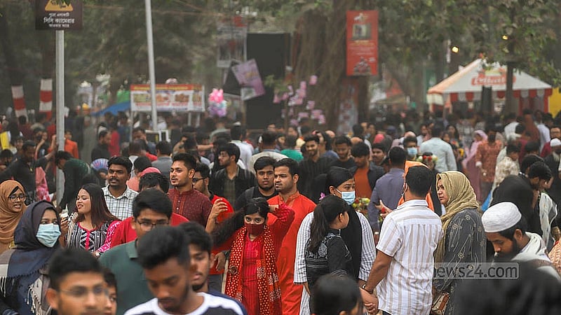 বইমেলার শেষ দিন শুক্রবার দর্শনার্থীদের ভিড় দেখা যায় সোহরাওয়ার্দী উদ্যানে। ছবি: আব্দুল্লাহ আল