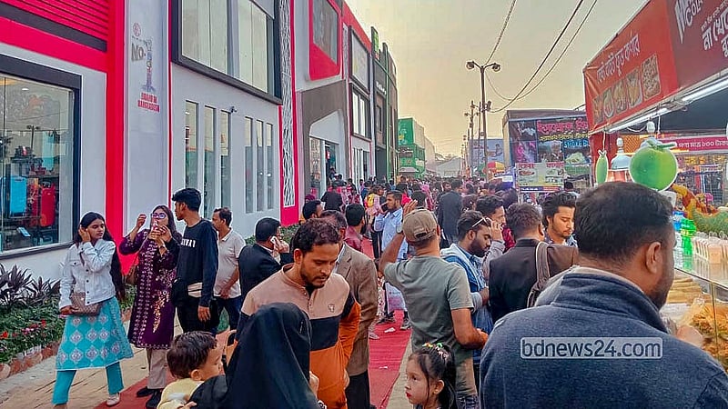ঢাকার পূর্বাচলে আন্তর্জাতিক বাণিজ্য মেলা শুরুর পর প্রথম শুক্রবারে বেড়েছে দর্শনার্থীদের ভিড়।