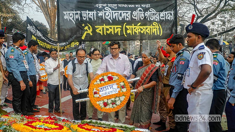 একুশের প্রথম প্রহরে কেন্দ্রীয় শহীদ মিনারে শ্রদ্ধা নিবেদন করেন বামপন্থি বিভিন্ন সংগঠন। ছবি: আব্দুল্লাহ আল মমীন