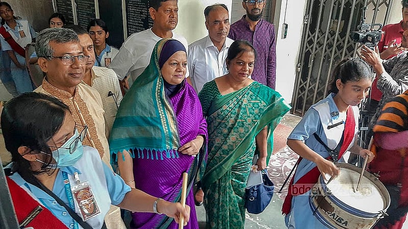এইচএসসি ফলাফল প্রকাশের পর মঙ্গলবার ভিকারুননিসা নূন স্কুল অ্যান্ড কলেজের ভারপ্রাপ্ত অধ্যক্ষ মাজেদা বেগমের সঙ্গে শিক্ষার্থীরা। ছবি: আব্দুল্লাহ আল মমীন