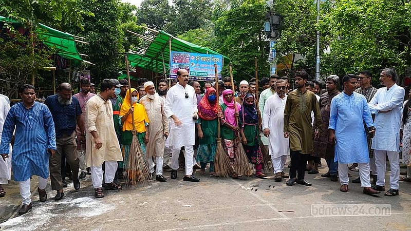 দুপুরে মিরপুরের প্যারিস রোড এলাকায় থেকে উত্তর সিটির বর্জ্য অপসারণের কার্যক্রম উদ্বোধন করেন ঢাকা উত্তর সিটির মেয়র আতিকুল ইসলাম।