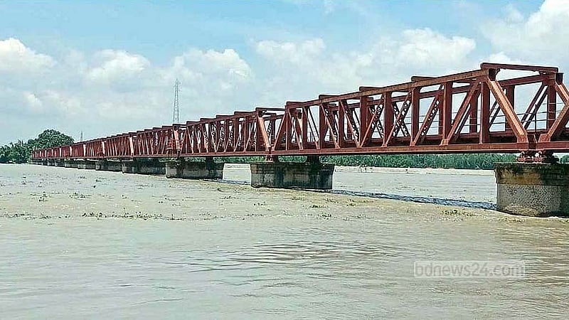 বর্ষায় রংপুরের কাউনিয়া উপজেলার তিস্তা রেলসেতু পয়েন্ট।  ছবি: বিডিনিউজ টোয়েন্টিফোর ডটকম