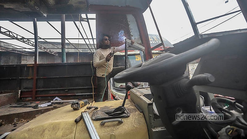 ঈদ সামনে রেখে চলছে পুরনো গাড়ি সংস্কারের কাজ। রাজধানীর যাত্রাবাড়ীর মাতুয়াইল এলাকা থেকে তোলা।  ছবি: আব্দুল্লাহ আল মমীন