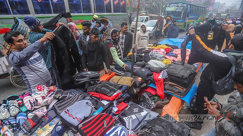 শীতে ফুটপাতের দোকানগুলোতে দেশি-বিদেশি জ্যাকেট খোঁজেন অনেকেই; বেশ আরামদায়ক জ্যাকেটগুলো গুলিস্তানে মেলে অল্পস্বল্প দামেই। ছবি: আব্দুল্লাহ আল মমীন