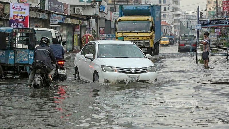 দুদিনের বৃষ্টিতে রাজধানীর মাতুয়াইল এলাকায় জমেছে পানি।