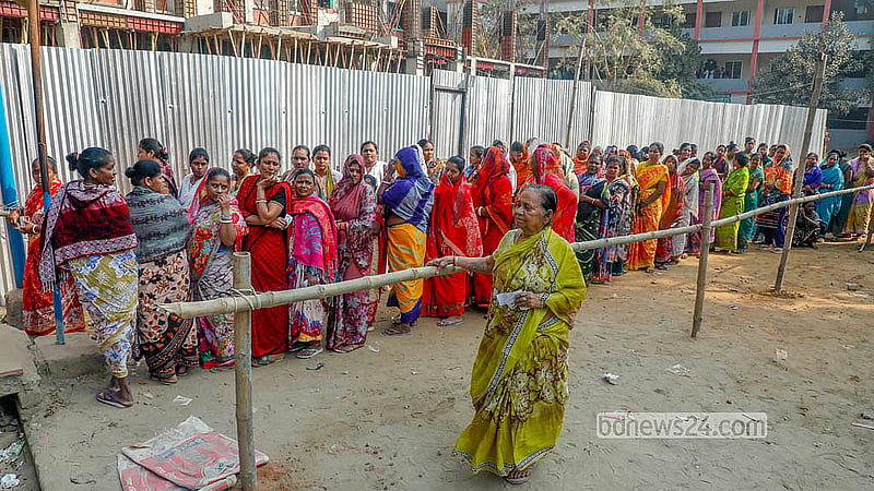 ত্রয়োদশ সংসদ নির্বাচন ও গণভোটের দিন বৃহস্পতিবার সকালে ঢাকার গেন্ডারিয়ায় নারিন্দা সরকারি উচ্চ বিদ্যালয় কেন্দ্রে দেখা যায় নারী ভোটারদের দীর্ঘ লাইন