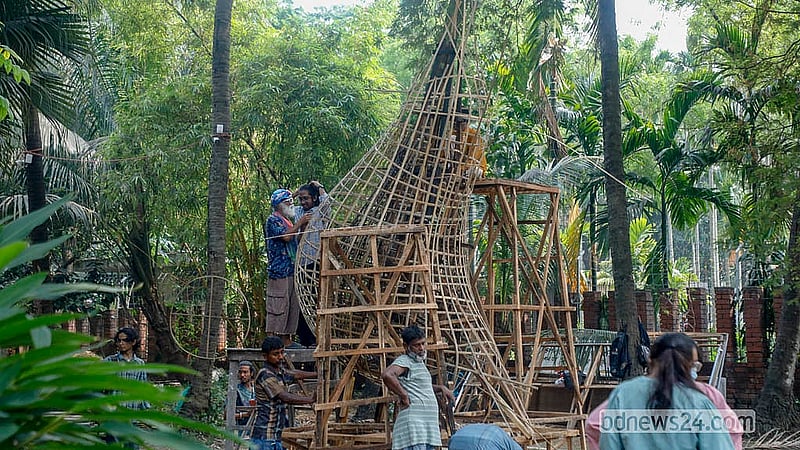বাংলা নববর্ষ উদযাপনে ঢাকা বিশ্ববিদ্যালয়ের চারুকলা অনুষদে চলছে ‘আনন্দ শোভাযাত্রার’ বিভিন্ন উপকরণ তৈরির কাজ