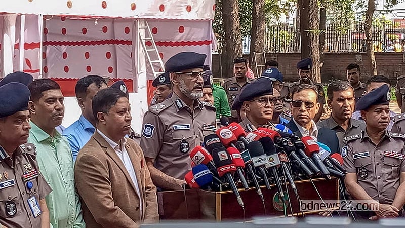 পহেলা বৈশাখের অনুষ্ঠান সামনে রেখে রোববার রমনা পার্কে নিরাপত্তা মহড়া শুরুর আগে সংবাদমাধ্যমে কথা বলেন ডিএমপির ভারপ্রাপ্ত কমিশনার মো. সরওয়ার