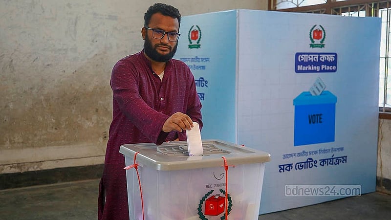 ত্রয়োদশ জাতীয় সংসদ নির্বাচন ও গণভোট সামনে রেখে ঢাকার শেরেবাংলা নগর সরকারি বালিকা উচ্চ বিদ্যালয়ে শনিবার ভোটের মহড়া হয়। মহড়ার অংশ হিসেবে ভোট দিচ্ছেন ভোটাররা